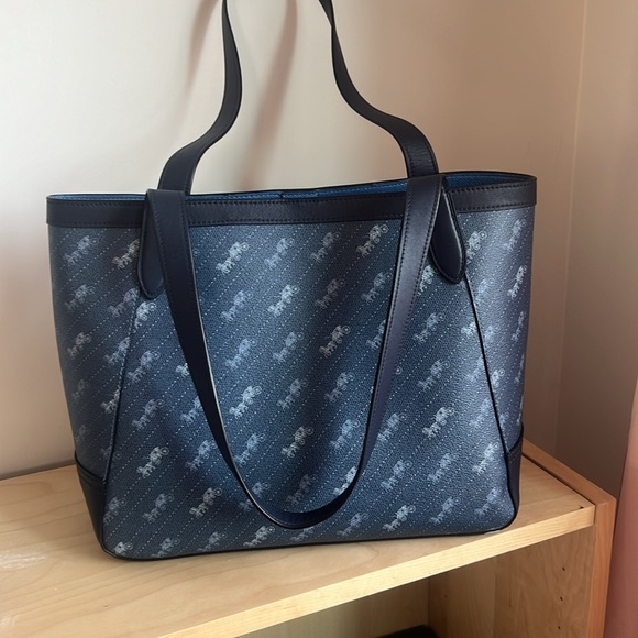 Tote 27 With Horse And Carriage Dot Print. - Picture 2 of 5